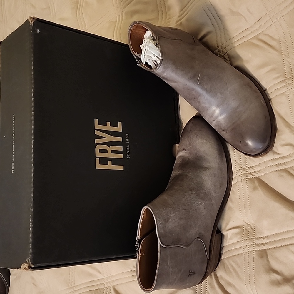 FRYE BOOTS! ❤️🧡 SMELLS THE WHOLE ROOM LIKE LEATHER! THE REAL DEAL!